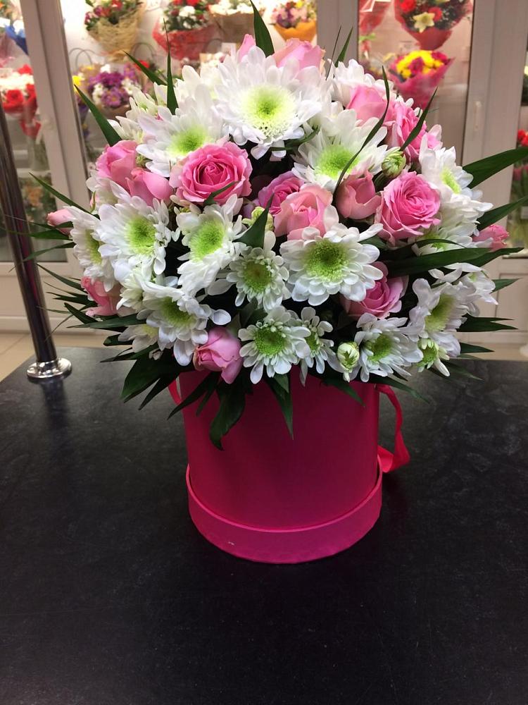 Цветочная композиция из Розы и Хризантемы в шляпной коробке в Воротынске