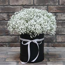 Цветочная композиция из Гипсофила в шляпной коробке в Воротынске