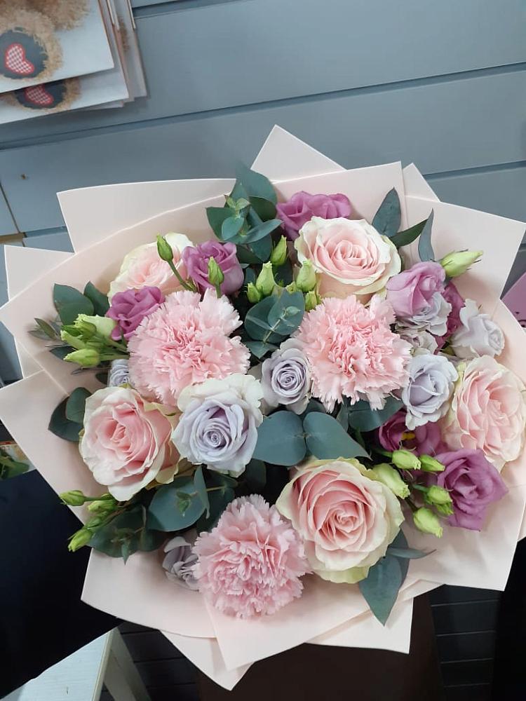 Букет цветов из: Розы, Гвоздики и Лизиантусы в Воротынске